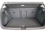 リアハッチドアが大きく開きますので、荷物の積み下ろしもしやすいです。トランクは広く、シートアレンジをすることで大きな荷物も乗ります。