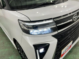 白く明るい光で夜間走行をサポートするLEDヘッドランプを搭載