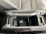 センターコンソールボックスには隠れた収納機能があり便利です♪