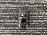 【スマートキー】持っているだけでエンジン始動や、ドアロックの開閉が可能な便利なスマートキーを装備です!イモビライザーでセキュリティー対策もOKです
