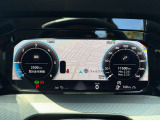 【Digital Cockpit Pro】基本の速度計とタコメーターの表示に加え、中央にドライビングデータやマップなどを少ない視線移動で視認できます。
