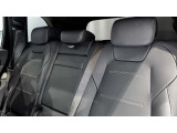 ドアハンドルには握りやすいグリップ形状が採用されています。万一の事故の際など、車内に残された乗員を救出する為、外部からドアを開けやすいようになっています。