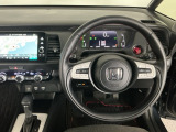【ハンドル】運転にかかわる様々な操作を安全に行えるように視点移動が少なく操作性に配慮されたスイッチ類が凝縮されたコックピットです。