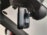 【ETC機能付防眩ミラー】BMWのルームミラーは、ETCと一体型でございます。ミラーは防眩機能付きですので、後方車両のヘッドライトの明かりをカット致します。