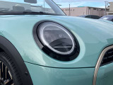モデルが変わっても一目でMINIと分かるアイコンはそのままに、その時代に合わせた最新の技術、安全装備を搭載させております。