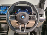 BMWのステアリングはドライバーと車体が一体感に感じれるような操作性を実現しております。また、握りやすさや操作性を向上するためにスイッチ類も配置されております。