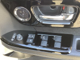 自社整備工場で点検整備をおこなってからお渡ししています。車検が残っている場合は『12ヶ月点検整備』を、車検整備付きの場合は『車検整備』をおこないます。整備費用は車両本体価格に含まれています。