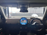 新型MINIのインパネは、象徴的な円形有機ELディスプレイを採用!直感的な操作に加え、ナビ背面から光が広がり、モードごとに色が変わる遊び心あふれるデザインです★