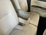 【フロントセンターアームレスト(ボックス付き)】運転席と助手席の間には、小物が収納できるボックス付のアームレストが装備!必要な物をぱっと取り出せて車内もスッキリです♪