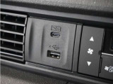 ◆USB接続端子◆スマホやiPodなどを接続して、いつもの音楽を車内でもお楽しみいただけます♪