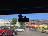 リア側ドライブレコーダー。運転中の映像・音声などを記録して、交通事故やトラブルが起きた時の正確な状況把握に役立つドライブレコーダーが装着されています。
