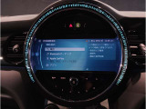 【Bluethooth接続可能】お手持ちの端末をiDriveと接続可能で御座います。お気に入りのミュージックを流しながらのドライブや、運転中の着信時などに接続していると非常に便利で御座います。