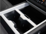 ドリンクをサッと置ける、使い勝手の良いドリンクホルダー。気になる使用感はなくきれいな状態です。
