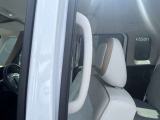 運転席側、助手席側に大きな乗降グリップございます。