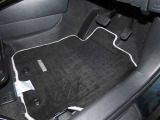 内装工程では、中古車を気持ちよくお乗りいただけるよう清掃しております。シートの洗浄はもちろん、ニオイの元となるフロアカーペットまで洗浄・消臭を実施。