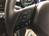 【ステアリングスイッチ】前方から目を離したり、ステアリングから手を離すことなく、手元のスイッチで様々な操作が行えます。