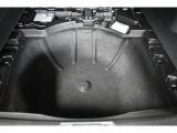 リアサブトランクは床板(ラゲッジボード)を持ち上げると現れる、洗剤や工具、緊急用品などを隠して収納できる便利な機能です。