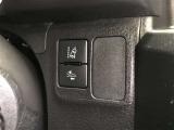 車線逸脱の可能性をドライバーに知らせる《レーンディパーチャーアラート》、衝突回避や衝突時の被害軽減をサポートする《プリクラッシュセーフティシステム》でドライバーをサポートします。