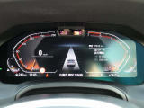 ◆インスツルメント・パネルのエレガントなデザインは、BMW特有の水平ラインで構成され、室内空間に端正な印象をもたらします。人間工学に基づいてレイアウトされた重要な操作系統は、直観的な操作が可能です◆