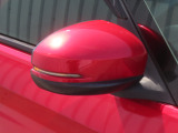 【LEDドアミラーウインカー】ドアミラーにウィンカーが付いているので、周りの車がウインカーやハザードに気付きやすくなります。右左折時や車線変更時の事故を防ぎ、安全に走行できます。
