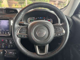 操作性の良いハンドルで運転中のストレスも軽減されます。