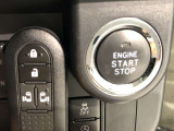 エンジンスタートスイッチです。キーが車内にあれば、エンジンの始動や停止はスイッチを押すだけ!キーを取り出す手間を省き、ワンプッシュで操作できるので簡単でスムーズです。