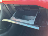 【グローブボックス】助手席前の収納スペースです。車検証や取扱説明書、メンテナンスノートなどの法定書類を入れておくのが一般的です。