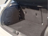 【トランクルーム】全面をファブリック処理し荷物に傷がつくのを防ぎます。ラゲージルーム照明を装着。背もたれをほぼ水平まで倒すことが出来ます。大きな荷物の収納にも便利です。
