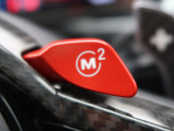 【M2スイッチ】ドライバーが事前に設定した好みの走行モード(エンジンレスポンス、サスペンション設定などを瞬時に呼び出し可能です。