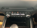 【エアコン/シートヒーター】オート式エアコンは操作性もバッチリ!運転席助手席にはシートヒーターが、座面と背もたれをすばやく温め、寒い時期にも快適な運転環境を提供します。