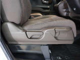 【ハイトアジャスター】レバーの上下操作だけで、座面を運転しやすい高さへ簡単に調節できます。