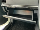 クリーナーを施工箇所全体に噴霧を行い、汚れ箇所を中心にブラッシングします。その後、専用の機械を使い、リンサーまたはスチーム洗浄で汚れを落としております。