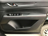 運転席のパワーウィンドウスイッチとトリムデザインです。