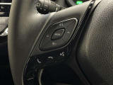 ステアリングスイッチ付き。前方から目を離すことなくオーディオ操作をすることが可能です。