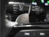 ◆減速セレクター装備◆ステアリングホイールの左右に取り付けられた2つのパドルスイッチで減速の強さを調整。 左側の「-」を操作すると減速を強く、右側の「+」を操作すると減速を弱くすることができます。
