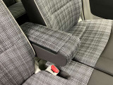 【アームレスト】運転席には、長距離ドライブに優しいアームレストが装備しています。