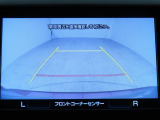 ■リヤビューカメラの映像です。ステアリング連動ガイドラインが、後退時の予想進路を表示し、運転のサポートを致します。