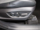 薄さとホールド性を両立。長時間の運転でも疲れにくい運転席8ウェイパワーシートです。