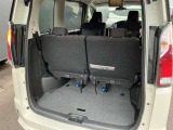 バックドアは大きく開きます。定員乗車時でも十分広いラゲッジスペースを確保しています
