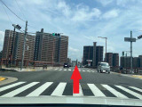 176号線の京都方面から大阪方面に向かった経路です。右側にカーロッツの看板が見えますので信号を右折です。