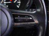 【マツダ・レーダー・クルーズ・コントロール】高速道路での長距離走行が楽に。自動で速度を保つクルーズコントロールが、衝突軽減システムと連携し、前方の車両を感知して車間を保つように速度調節してくれます。