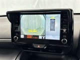パノラミックビューモニターを装備。駐車場や交差点でクルマを真上から見るように周囲を確認できます。機能の詳細は販売店スタッフまでおたずねください。