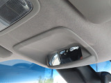 【室内確認用ミラー】車内の様子を確認できるミラーがついています。ルーフに設置したミラーで、1列目シートから振り返ることなく後方の様子を確認できます。
