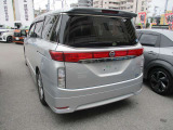 後部デザインもどっしりとしており日産のミニバンの頂点に相応しいデザインです♪
