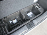 ラゲッジスペースの下にはさらにこんなに大きなラゲッジスペースがあるんですよ。洗車道具など普段使わないものはここに入れておけば見た目にもスッキリしますよね。