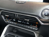 四季を通じて車内を快適に保つオートエアコンを装備しています。又、冬場の朝一のスタート時には大変嬉しいシートヒーターを運転席&助手席に装着、ヒーターが効き始めるまでの冷間時でも快適にスタート出来ます。