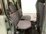 後席はワークスタイルに合わせて作業空間をアレンジします。左右分割で収納でき、段差のないフラットな荷室スペースを作り出すシートです。