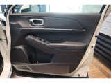 【運転席内ドア 】ミラー操作やウィンドウ開閉スイッチはドライバー目線で配置され、快適な操作性を実現!