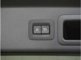 【パワーリアゲート】スイッチを操作することにより、リアゲートが自動で開閉します。自動開閉中のリアゲートを、半開以上の位置で止めることができます。