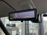 スマートルームミラーは、車両後方に設置されたカメラの映像を、ルームミラーに映し出すことで、死角をなくし、安全性を向上させることができます。また、夜間や雨天時でも、クリアな映像を映し出すことができます。
